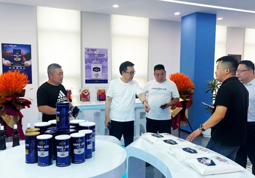 郑州仲和餐饮管理有限公司行政总厨秦广民一行三人，莅临郑州马吉尔食品工业园区考察交流！